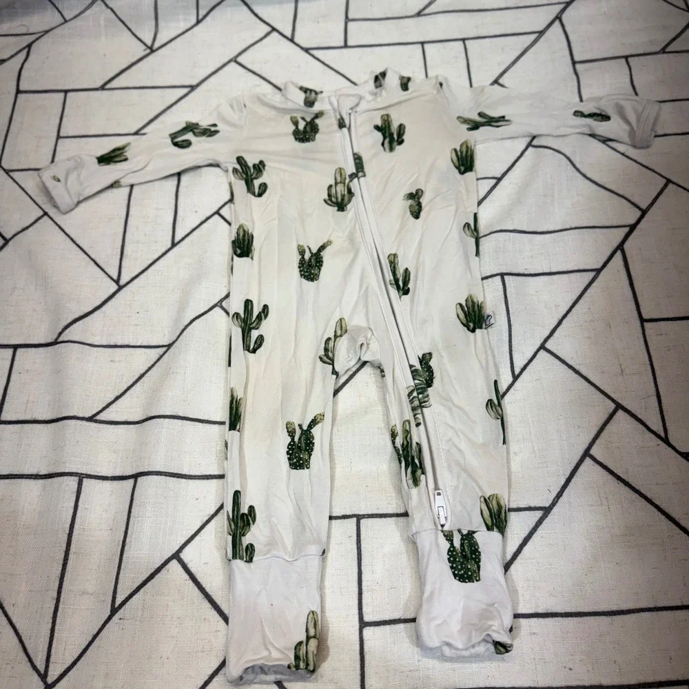 Annie Bean & Co Bamboo Sleeper NB White Cactus Print Two-Way Zip Footie